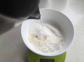 70克面粉倒入45克