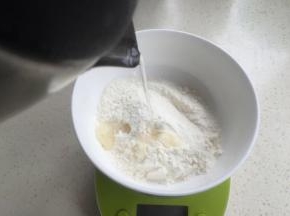 70克面粉倒入45克