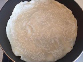 放入锅里煎至表面微黄，适时翻面