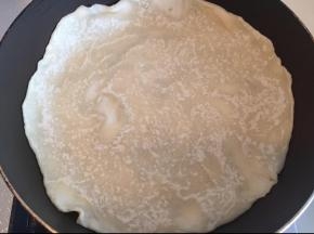 放入锅里煎至表面微黄，适时翻面