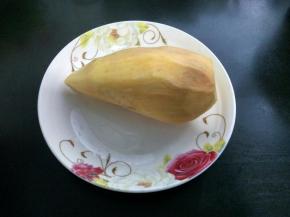 红薯去皮洗净。