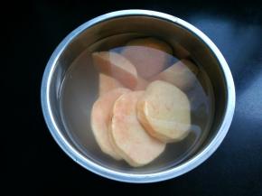 切片，放盐，泡十分钟。