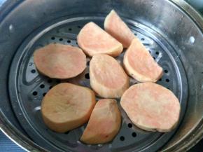 放蒸锅内蒸熟，大概十五分钟。