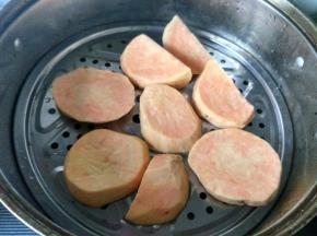 放蒸锅内蒸熟，大概十五分钟。