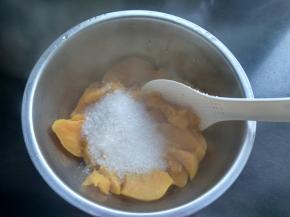 蒸熟的红薯趁热放白糖。