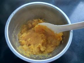 用勺压成红薯泥。