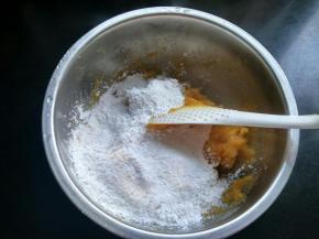 放糯米粉，不要一次加入，慢慢加。