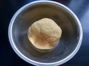 揉成光滑的糯米团。