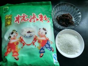 蒸红薯的时候准备好糯米粉，白糖和豆沙。