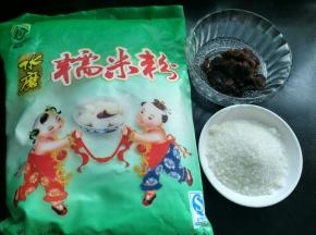 蒸红薯的时候准备好糯米粉，白糖和豆沙。