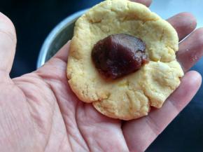 取糯米团，放适量的豆沙，搓成圆球。