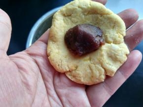 取糯米团，放适量的豆沙，搓成圆球。