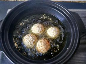 七成热的时候放入红薯球。