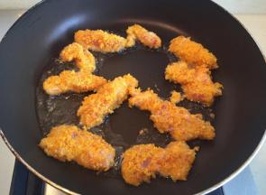 锅里放入适量油，放入鸡肉开始煎。煎至金黄出锅。