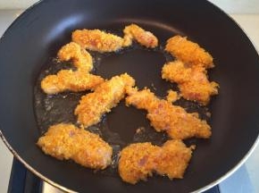 锅里放入适量油，放入鸡肉开始煎。煎至金黄出锅。