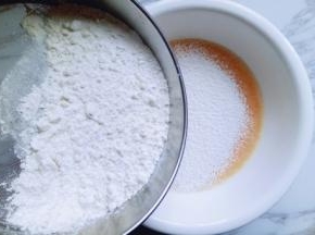 筛入低筋面粉。