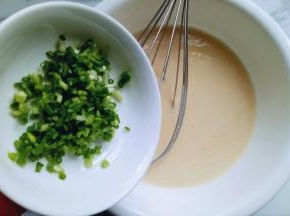 加入切碎的葱花。