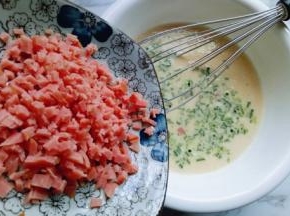 再加入切好的火腿丁。