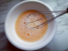 用手动打蛋器搅拌均匀。