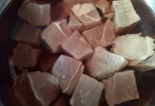 牛肉首先用冷水冲洗干净，之后冷水泡2小时，中途需要换两次水。