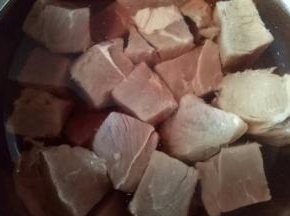 牛肉首先用冷水冲洗干净，之后冷水泡2小时，中途需要换两次水。