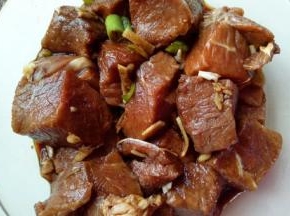 洗干净的牛肉放在玻璃器具中，加入切好的葱姜蒜。加入一勺料酒。再加入一勺生抽。戴上一次性手套用手轻轻按摩牛肉，再抓拌均匀，盖上盖子，放入冰箱腌制30分钟。
