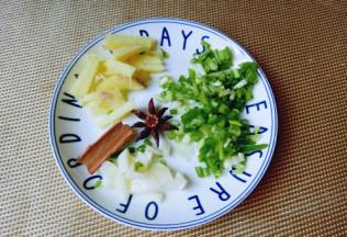 准备烧牛肉的调料。