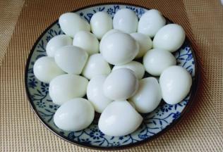 鹌鹑蛋煮熟，剥掉皮备用，鹌鹑蛋我没有全部放到牛肉里哦。 (剥鹌鹑蛋的最好办法是先煮好后放入冷水浸泡，然后倒掉水，放在奶锅里加盖不停地摇晃，壳很快能去掉:)