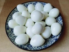鹌鹑蛋煮熟，剥掉皮备用，鹌鹑蛋我没有全部放到牛肉里哦。 (剥鹌鹑蛋的最好办法是先煮好后放入冷水浸泡，然后倒掉水，放在奶锅里加盖不停地摇晃，壳很快能去掉:)
