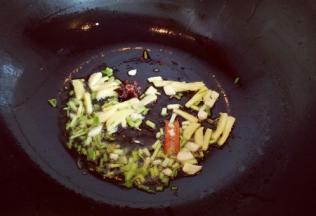 锅中加入食用油，油温8成时加入切的葱姜蒜，八角，桂皮煸炒出香味。