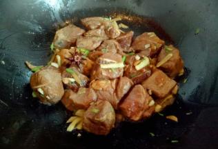 锅中加入食用油，油温8成时加入切的葱姜蒜，八角，桂皮煸炒出香味。