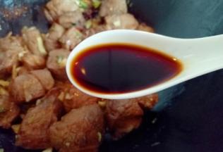 加入一勺生抽，滴几滴老抽调色。