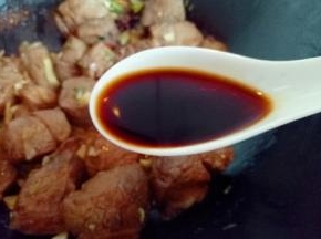 加入一勺生抽，滴几滴老抽调色。