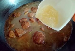 加水，没过牛肉就可以，加冰糖。大火烧开，转小火慢炖。