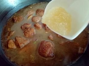 加水，没过牛肉就可以，加冰糖。大火烧开，转小火慢炖。