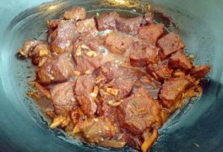 小火大约炖了40分钟，用筷子扎了一下，牛肉已经很烂了。