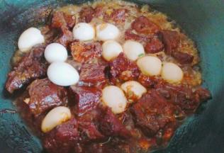 加入煮熟，剥好皮的鹌鹑蛋。中小火10分钟即可关火出锅。(我没有加盐，可以品尝一下是否适合自己的口味，可以根据个人口味调味，喜欢吃辣的还可以加一些辣椒。)