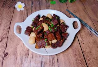 出锅装盘，撒上葱花点缀，来吃吧！很美味的一道家常菜，鹌鹑蛋吸收了一些牛肉的汤汁也很入味。