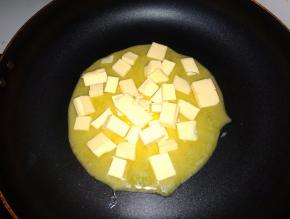 制作焦化黄油，将黄油放入锅内，开中小火，黄油开始慢慢融化