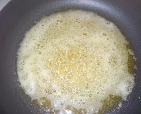 黄油开始沸腾，用刮刀轻轻搅拌