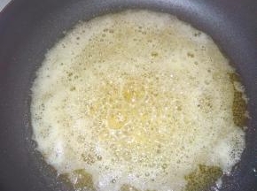 黄油开始沸腾，用刮刀轻轻搅拌