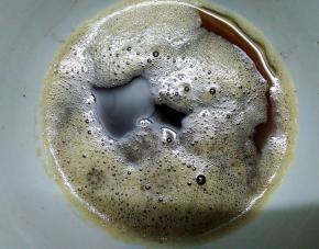 煮至黄油变成褐色，这时一定一定要在锅边盯着，一不小心就会煮过，我这个稍微有点过了，关火离灶，待黄油稍凉一下，过滤到容器中，备用