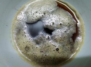 煮至黄油变成褐色，这时一定一定要在锅边盯着，一不小心就会煮过，我这个稍微有点过了，关火离灶，待黄油稍凉一下，过滤到容器中，备用