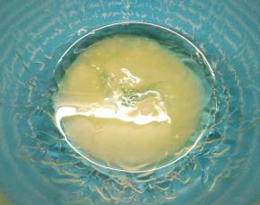 蛋白中加入细砂糖