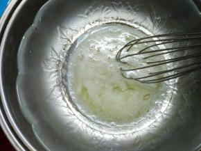 隔水加热，用手动打蛋器搅拌均匀至细砂糖融化，坐热水搅拌是为了让细砂糖更好融化