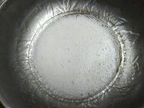 蛋白不用打发，打到细砂糖完全融化，蛋白液成这种小气泡状即可