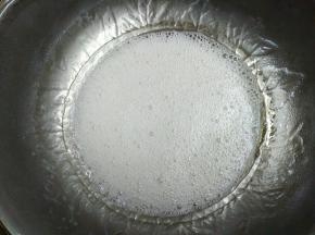 蛋白不用打发，打到细砂糖完全融化，蛋白液成这种小气泡状即可