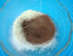 将事先过筛好的低筋粉、杏仁粉、可可粉加入蛋白混合液中