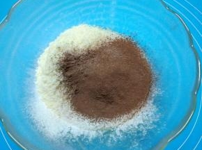 将事先过筛好的低筋粉、杏仁粉、可可粉加入蛋白混合液中