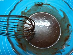 用手动打蛋器充分搅拌顺滑，半流体状态